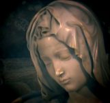 Pieta di Michelangelo – Particolare del volto della Vergine – Foto di Maria Cappelluti