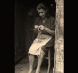 Donne che lavoravano a maglia