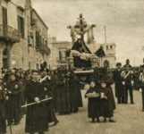 Molfetta-processione-del-Sabato-Santo-del-1930. Foto rigenerata con l'IA.