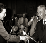 Compromesso storico. Foto della stretta di mano tra Enrico Berlinguer e Aldo Moro.