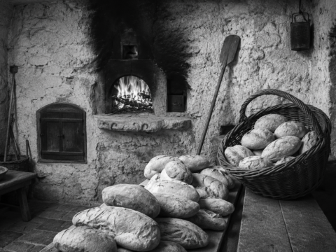 Quando il pane nasceva in casa: il profumo di un rito che univa famiglie e quartieri