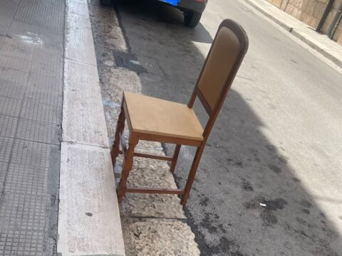 La sedia che sfida il codice della strada