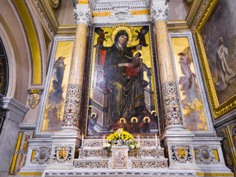 Mamma Schiavona, la Madonna Nera che sfida il mistero: la leggenda dei due amanti, i miracoli e il culto dei femminielli